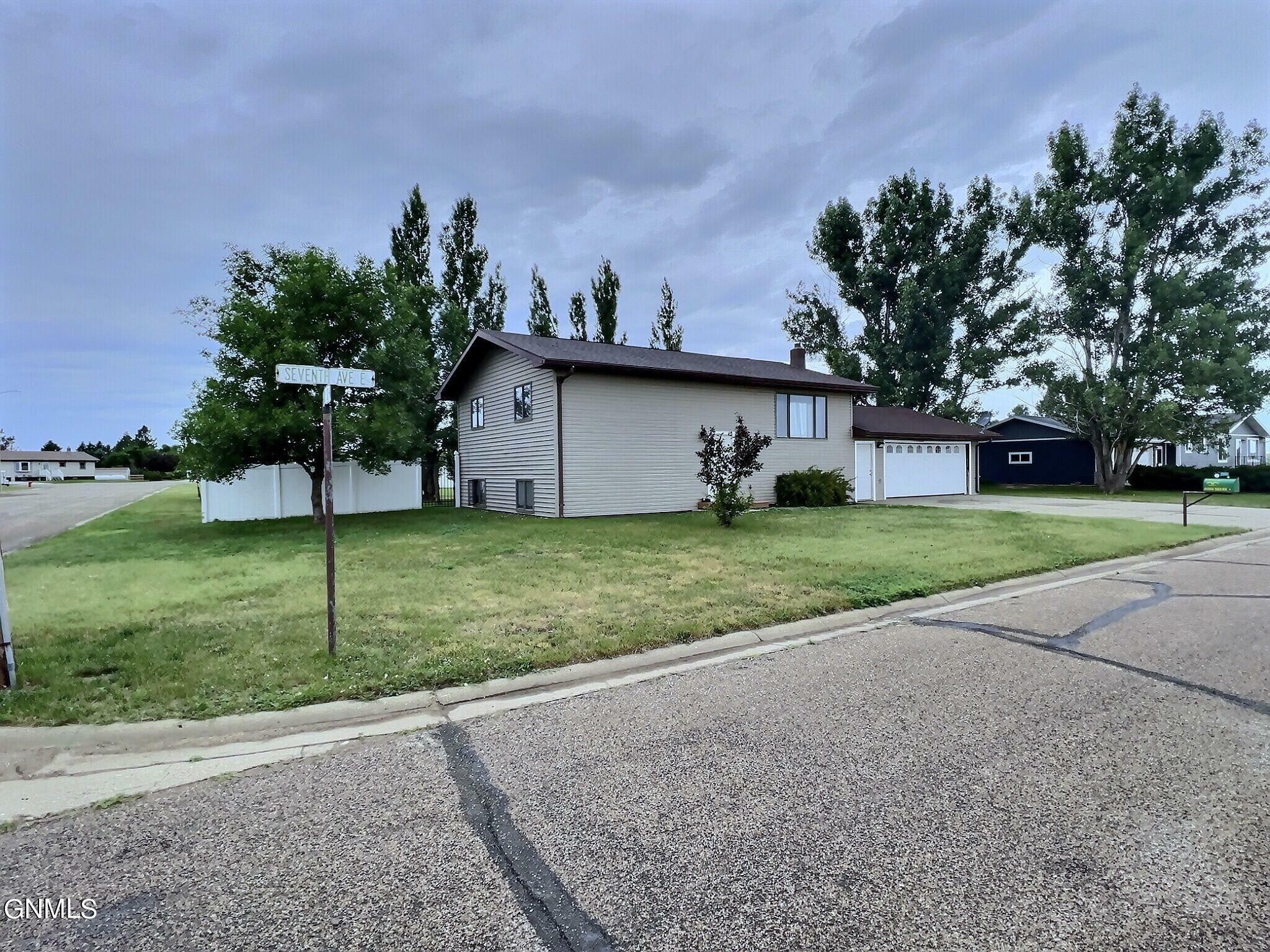 Property Photo:  402 7th Avenue E  ND 58562 