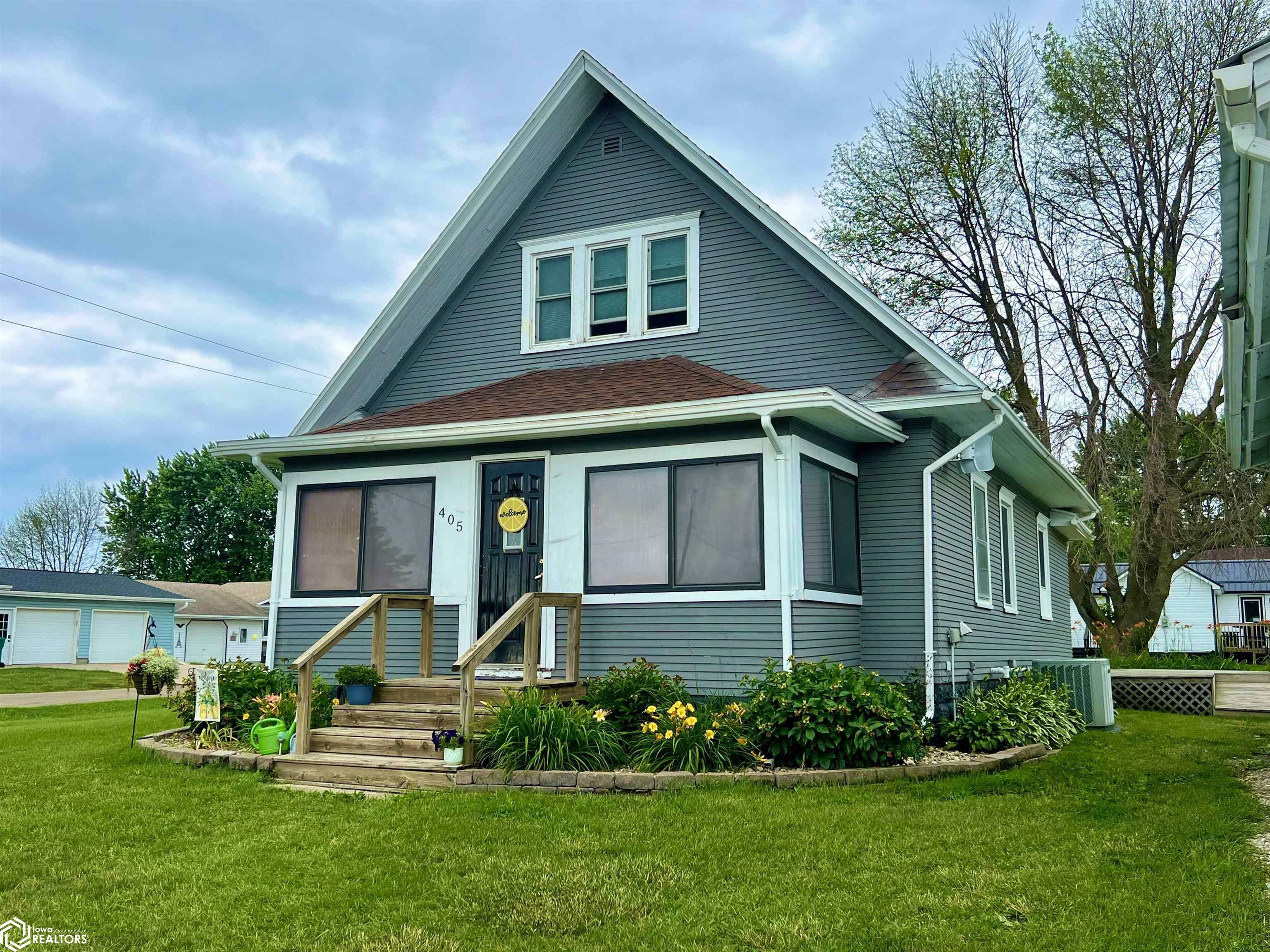 Property Photo:  405 Pine Street  IA 50271 