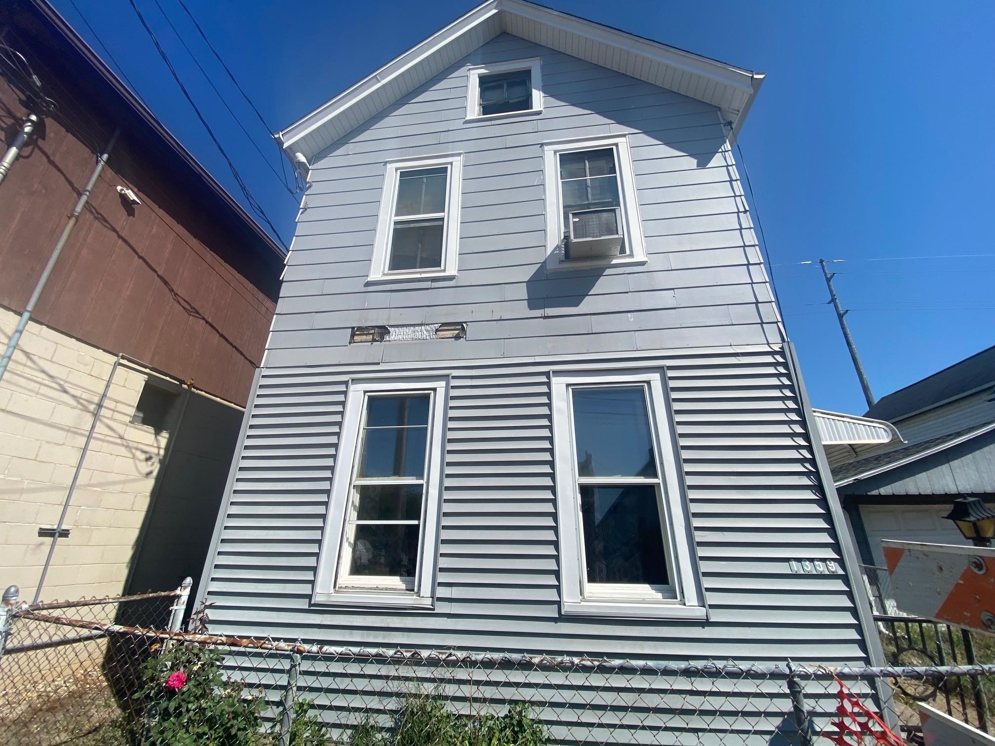 Property Photo:  1359 Pine Street  IA 52003 