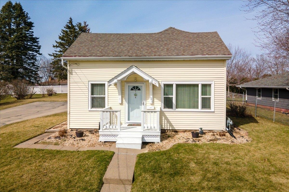 Property Photo:  1015 Kane Street  IA 52001 