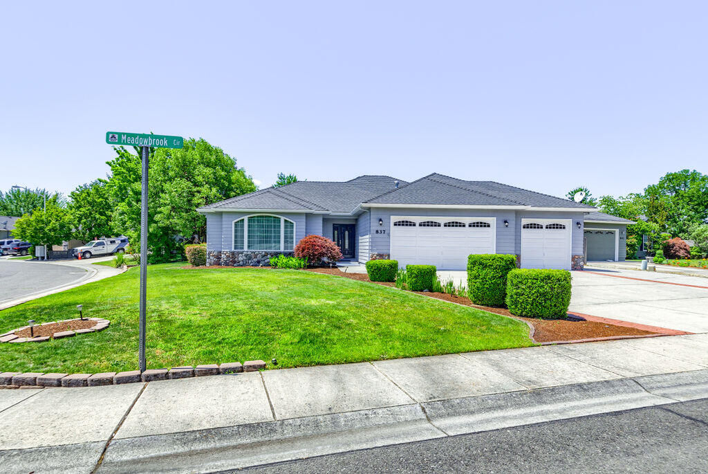 Property Photo:  837 Meadowbrook Circle  OR 97502 