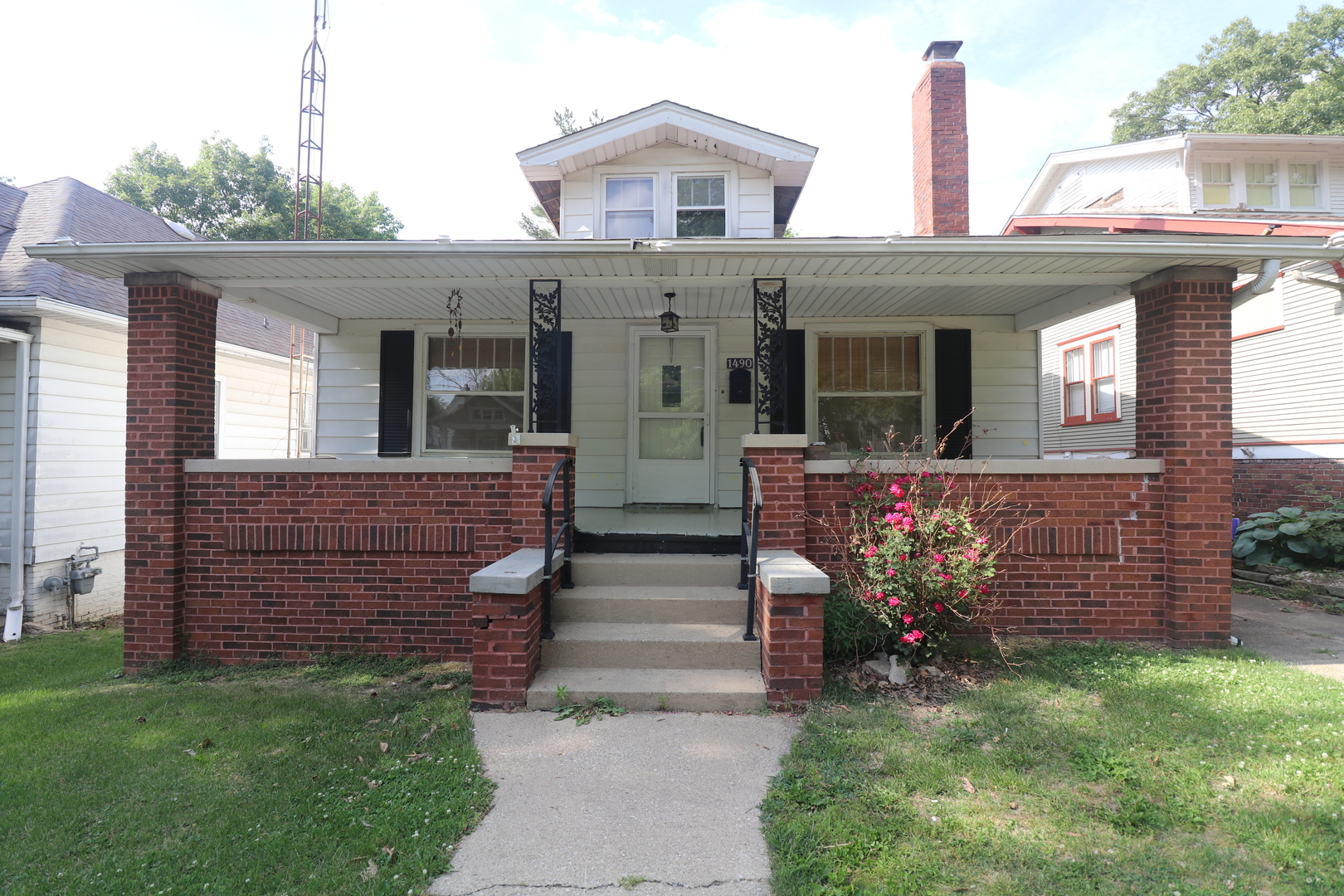 Property Photo:  1490 W Forest Avenue  IL 62522 