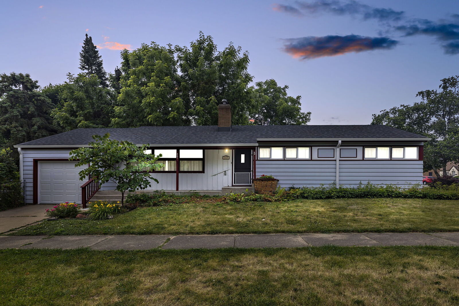 Property Photo: 887 Carr Street IL 60123