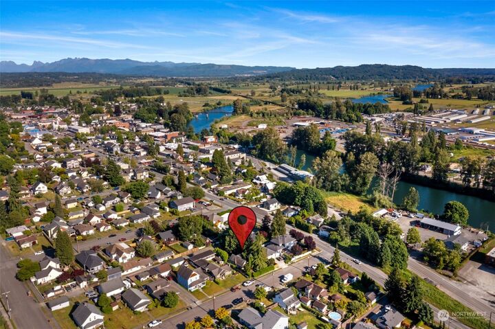 Property Photo:  207 Avenue G  WA 98290 