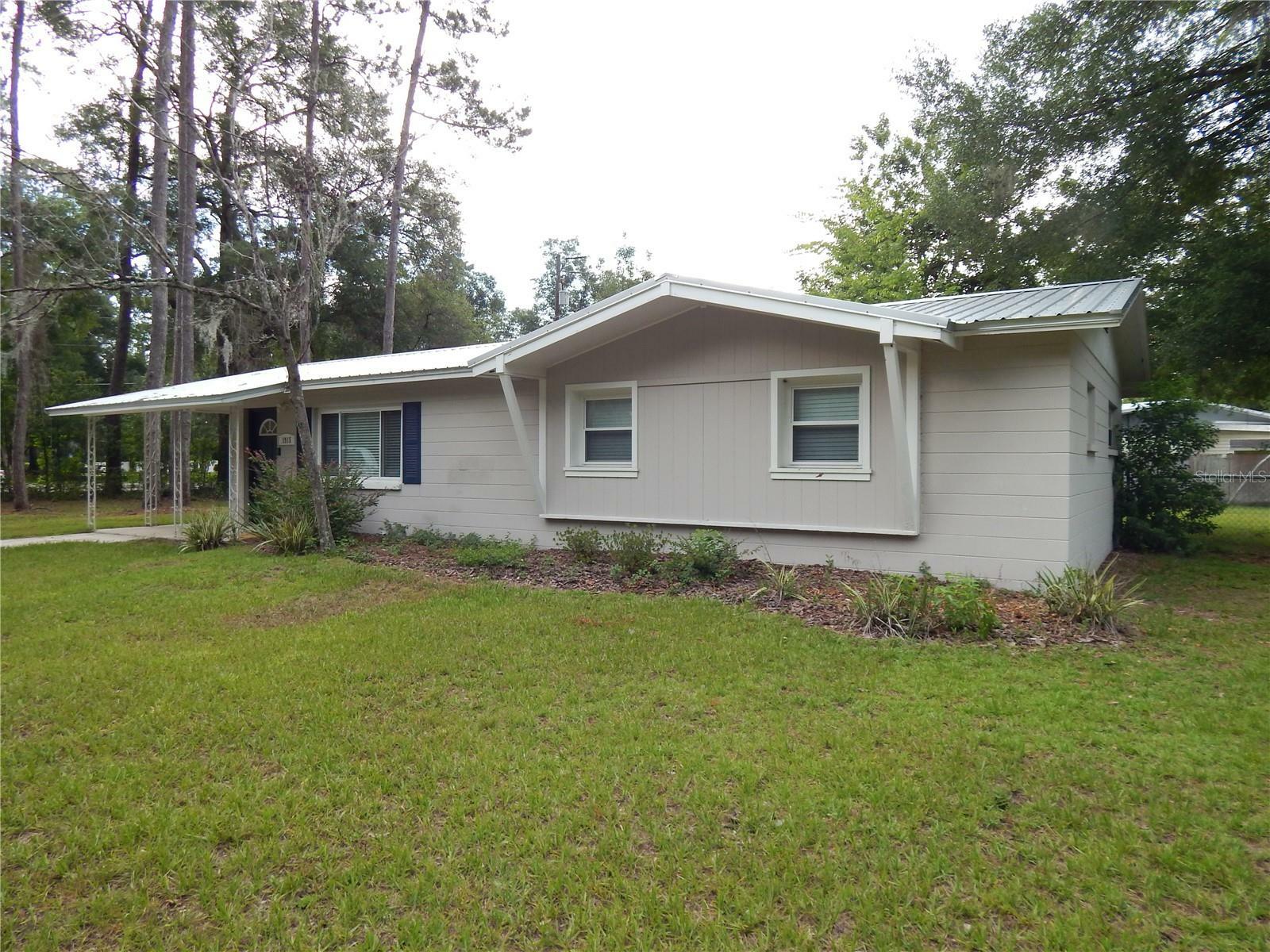 Property Photo:  1915 NW 38th Terrace  FL 32605 