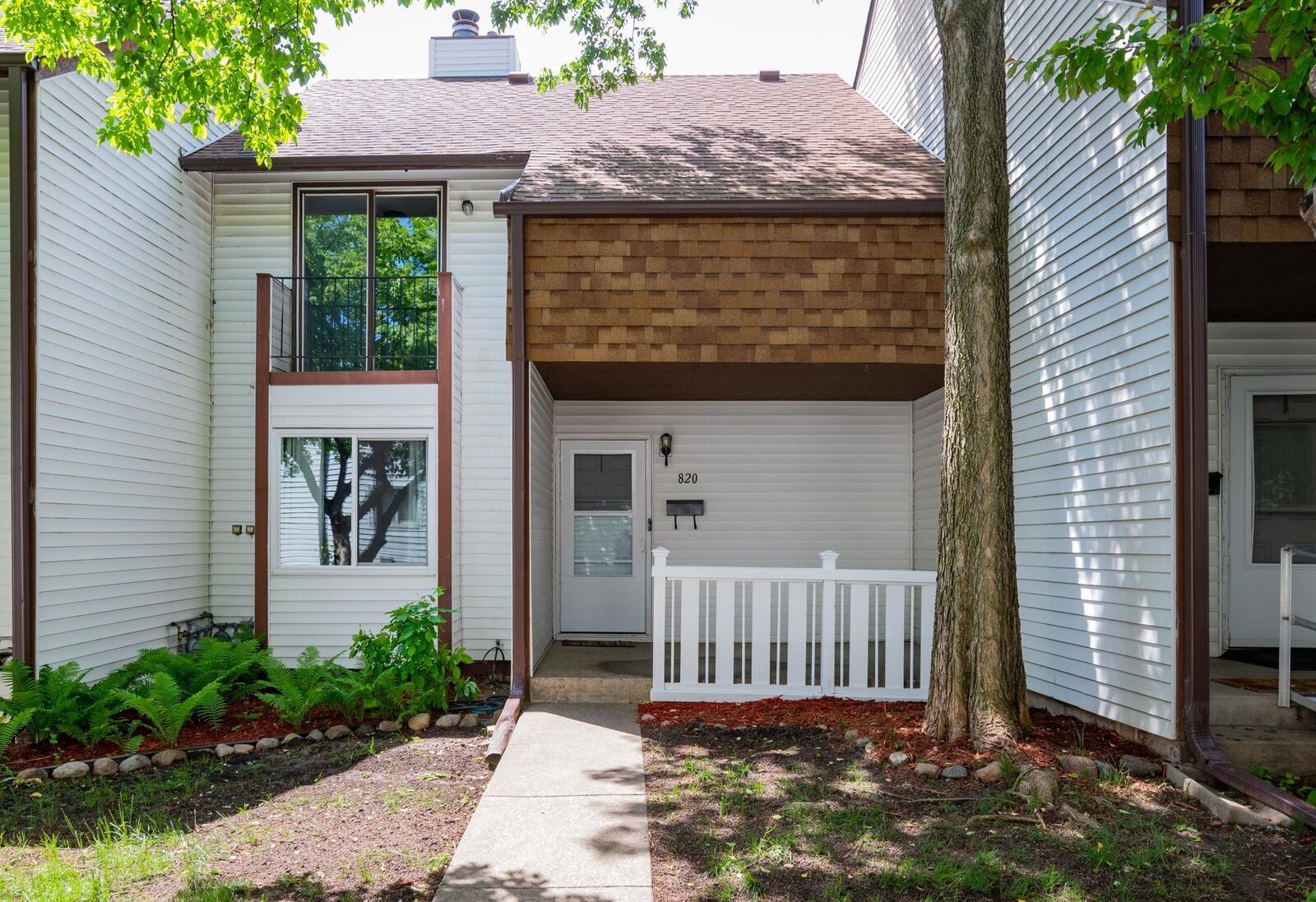 Property Photo:  820 Logan Avenue N  MN 55411