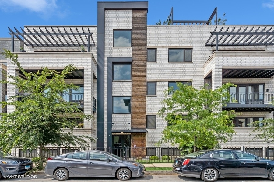 Property Photo: 1334 W Walton Street 2W IL 60642