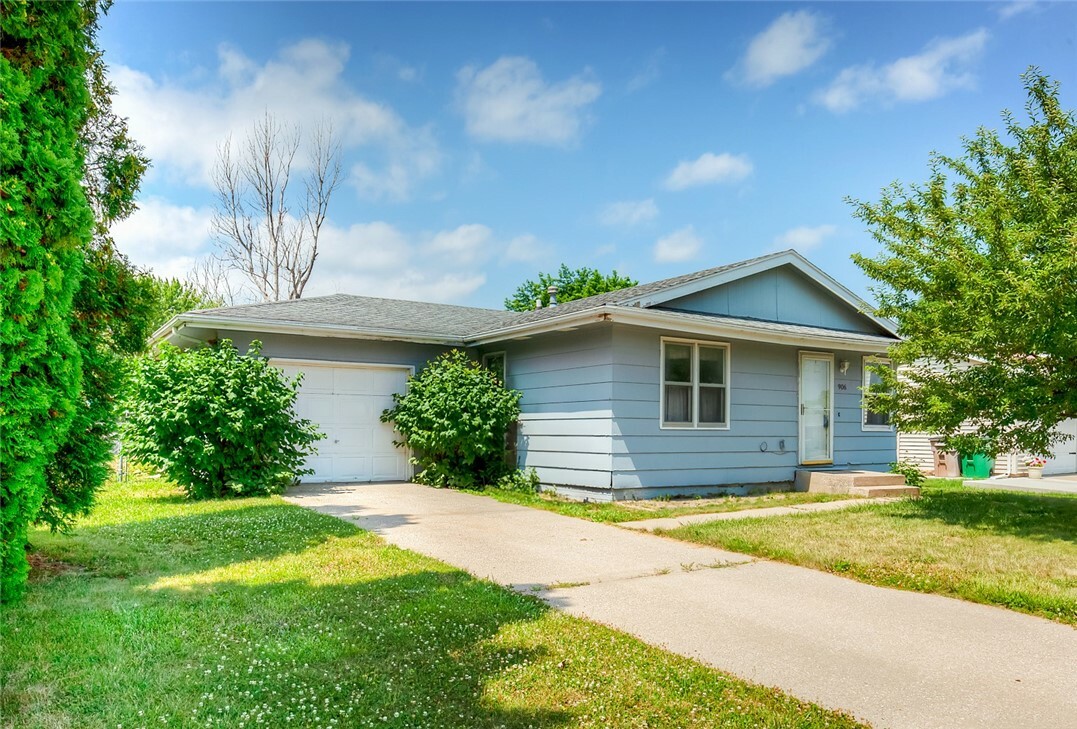 Property Photo:  906 Lincoln Street SE  IA 50035 