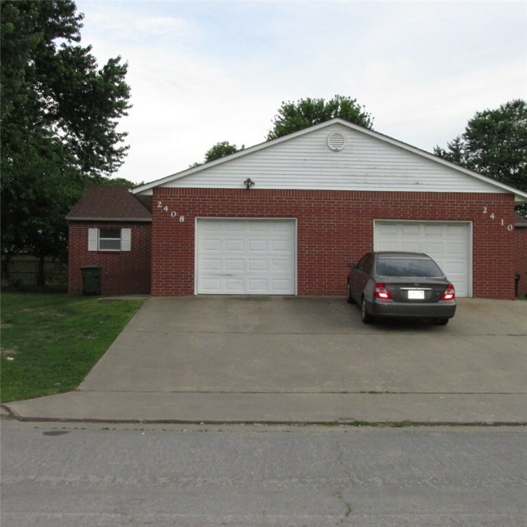 Property Photo:  2408 W Gum Street  AR 72756 