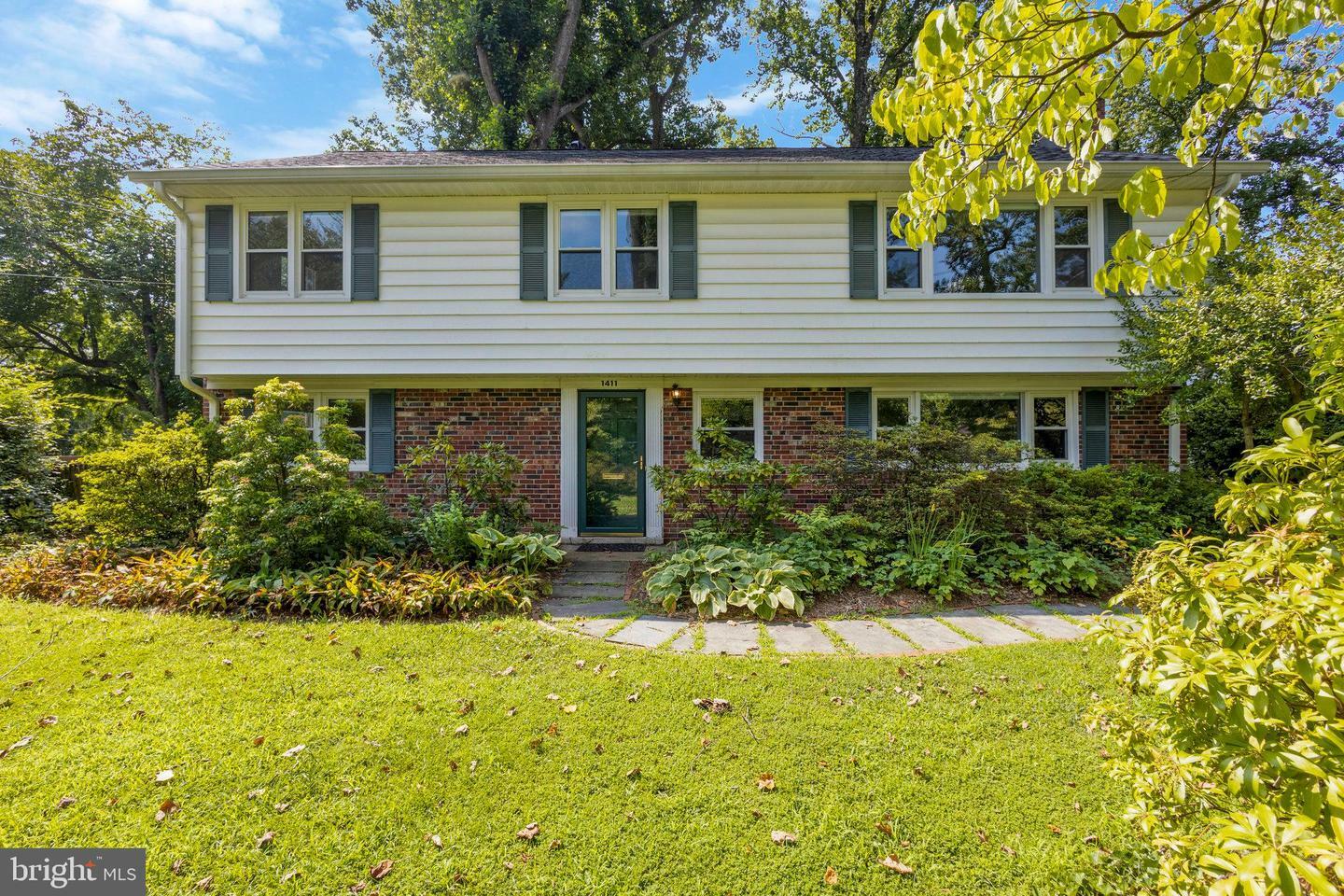 Property Photo: 1411 S West Street VA 22046