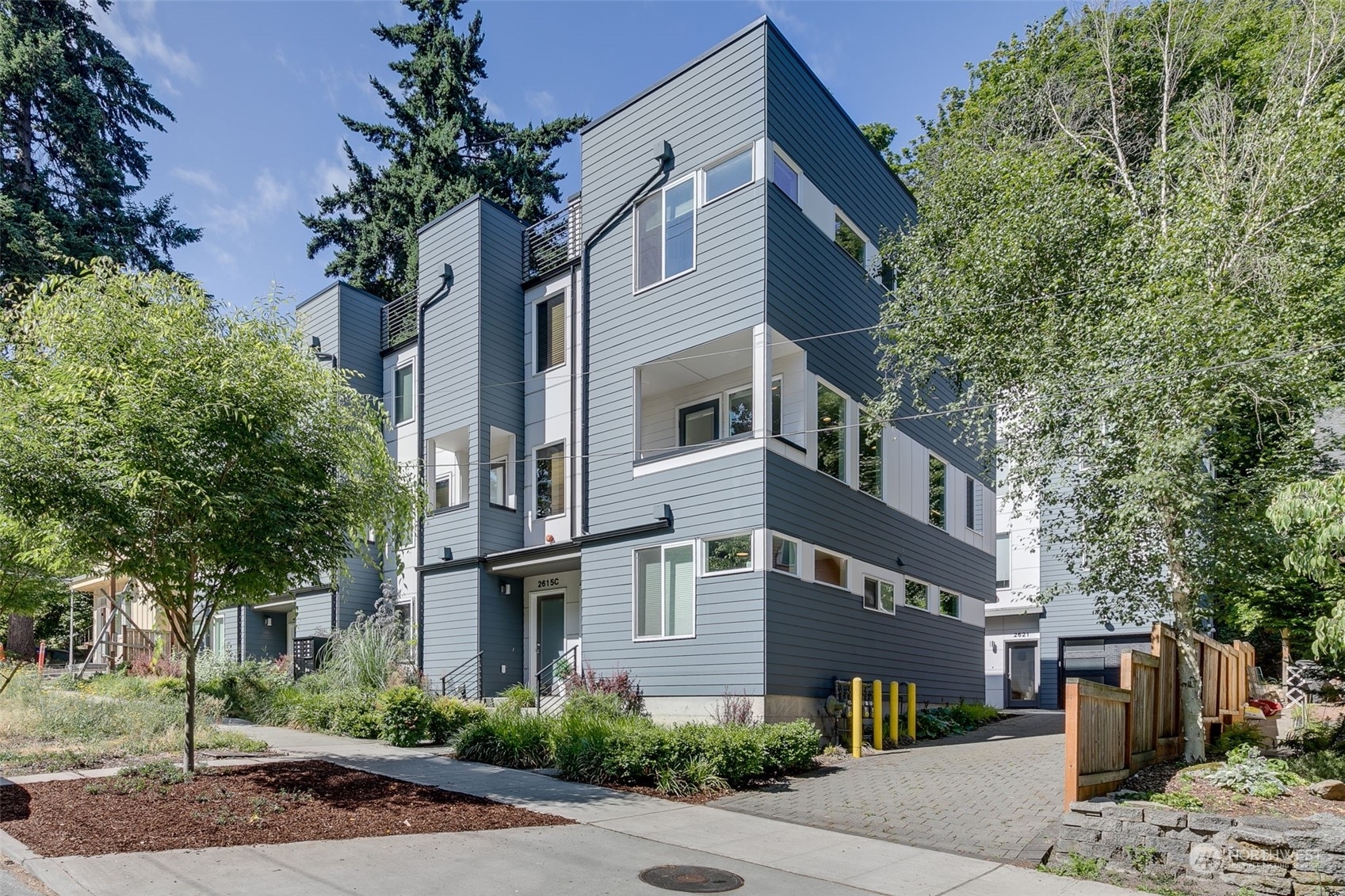 Property Photo: 2615 3rd Avenue W D WA 98119