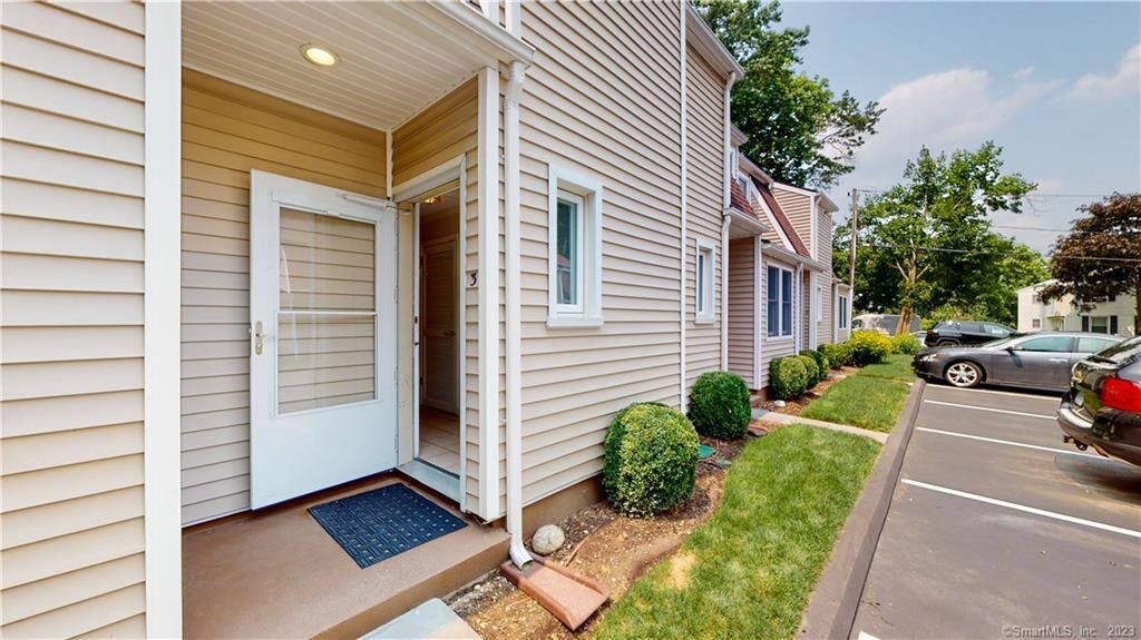 Property Photo:  30 De Bera Lane 3  CT 06902