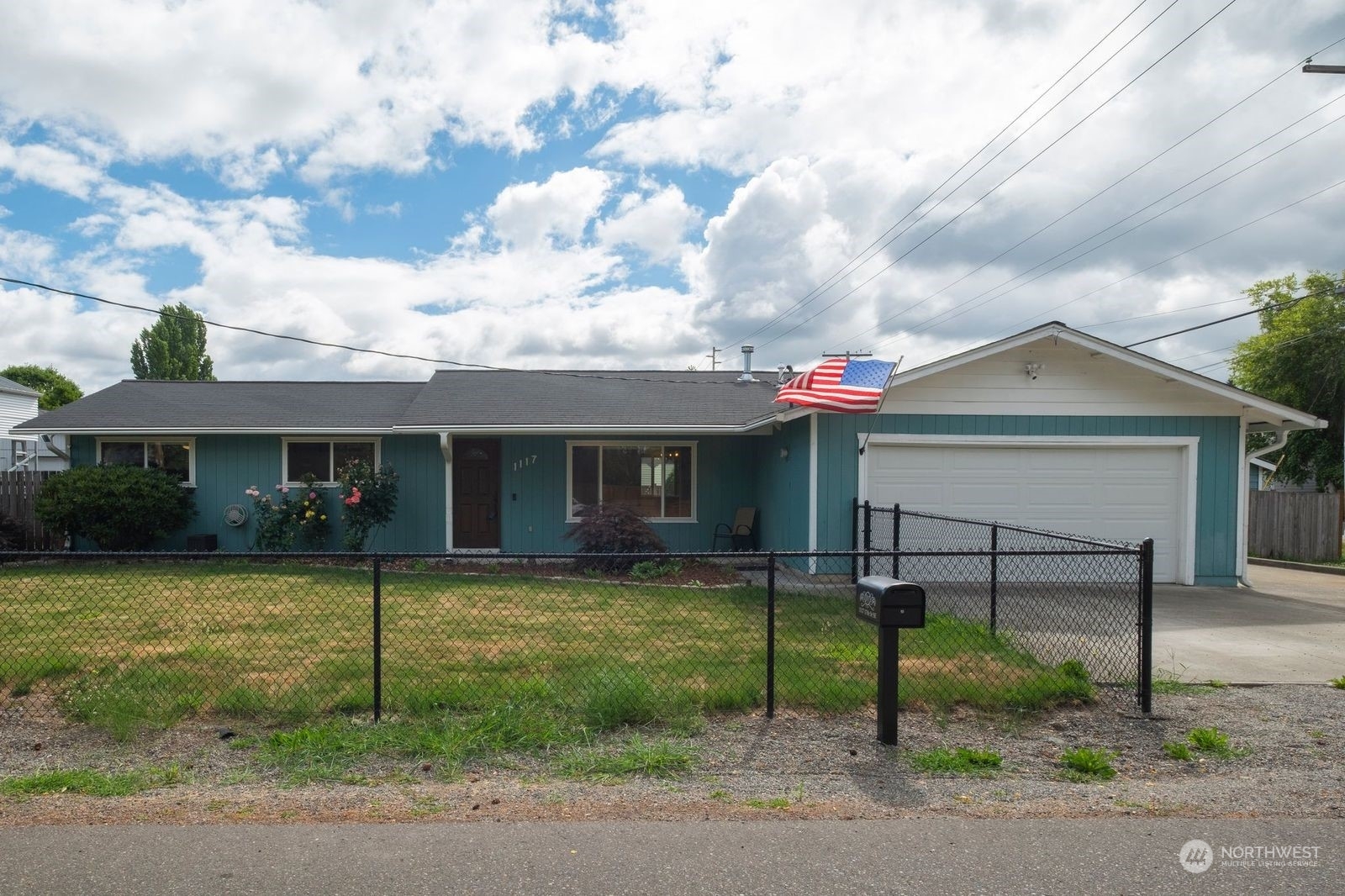 Property Photo: 1117 17th Street SE WA 98372