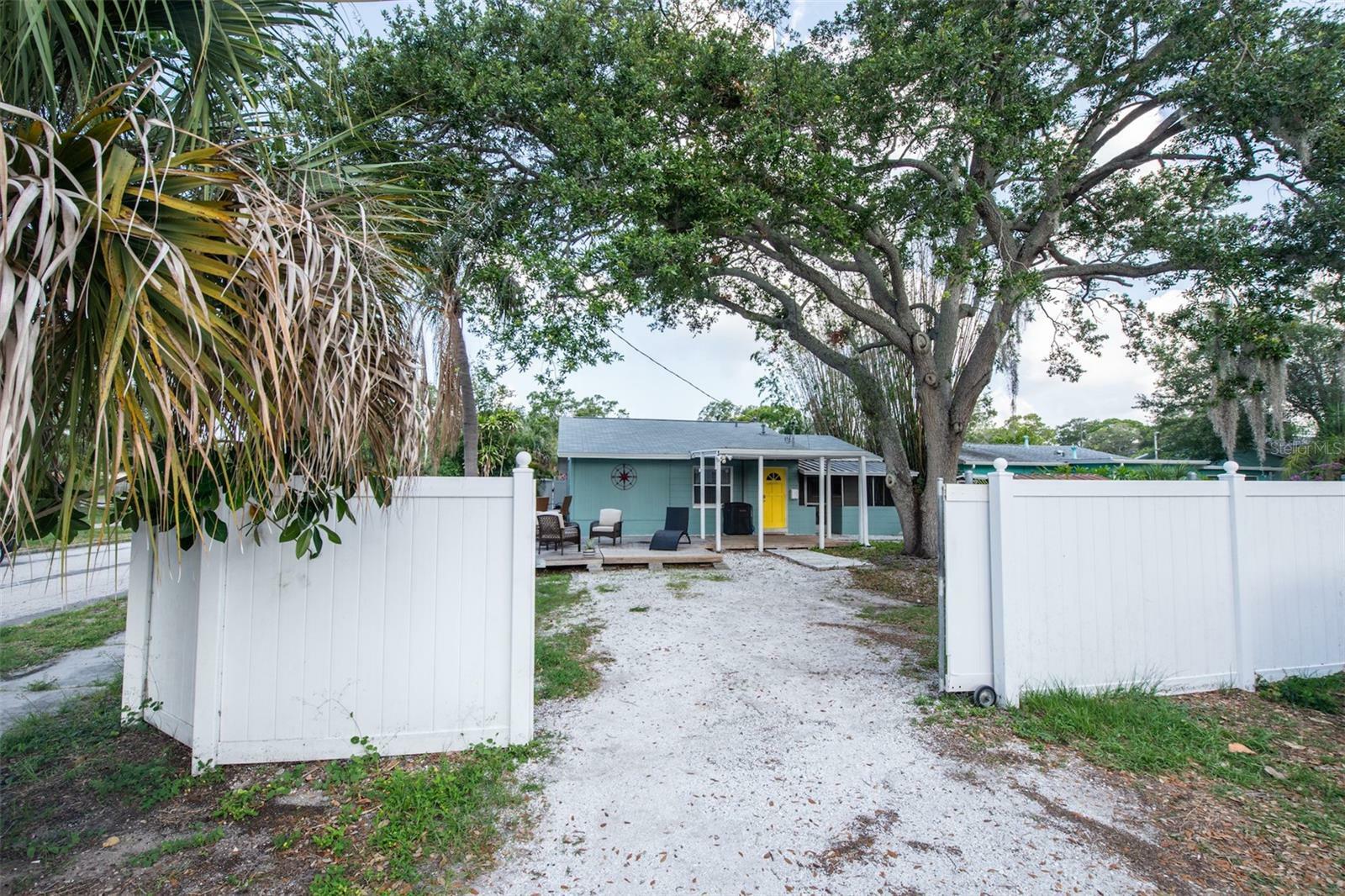 Property Photo:  2424 49th Street S  FL 33707 