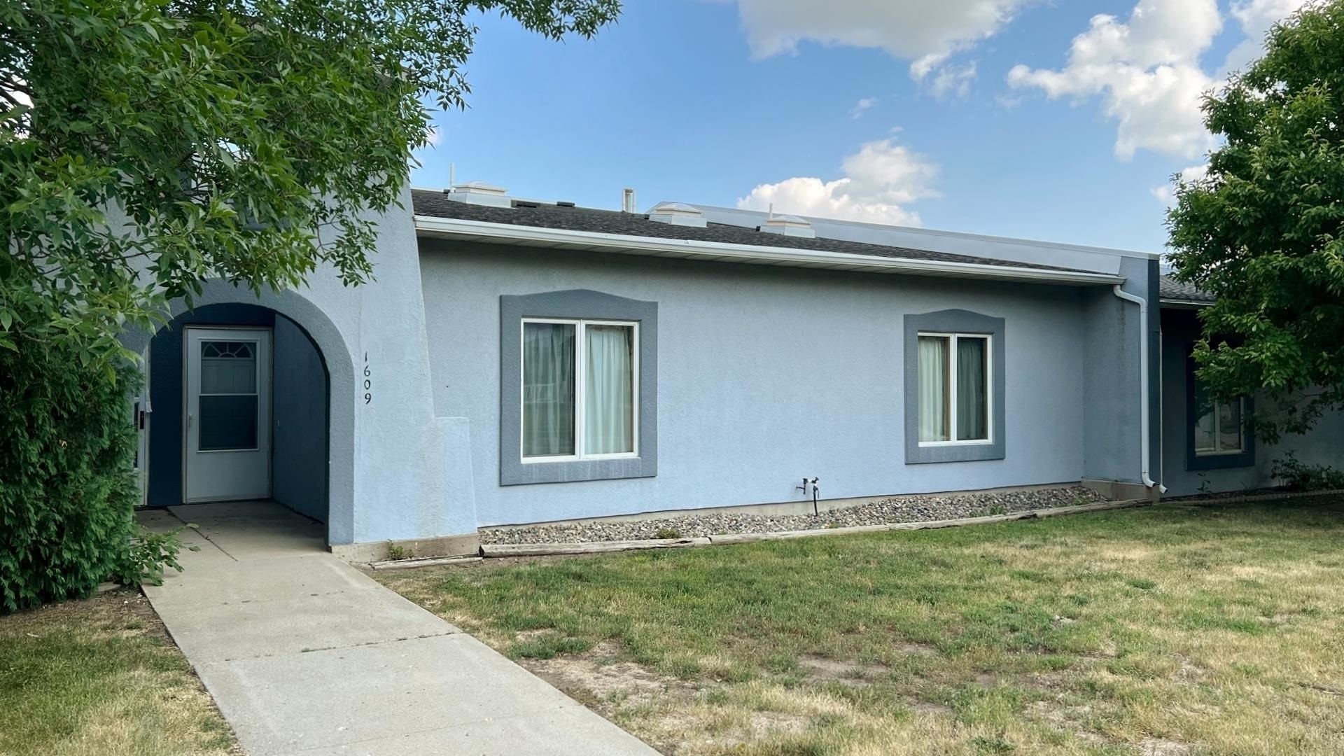 Property Photo: 1609 4th St SW ND 58701
