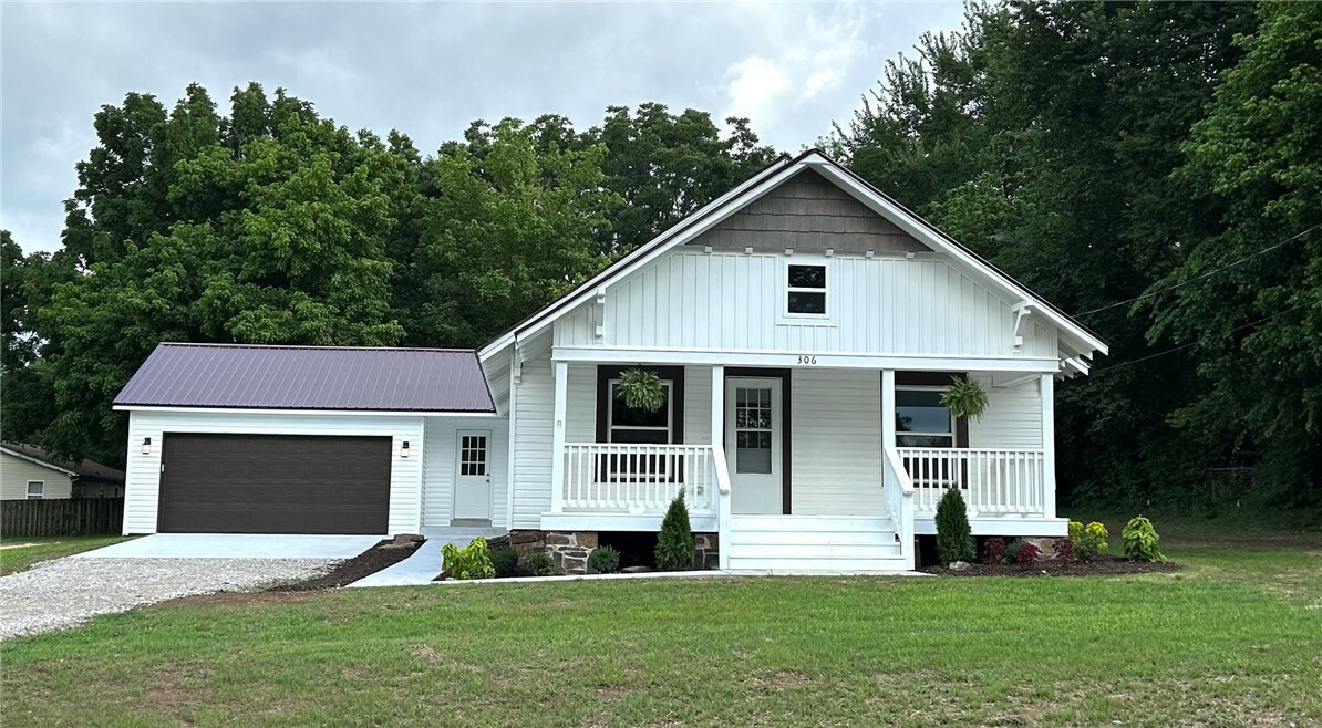 Property Photo:  306 E North Street  AR 72744 