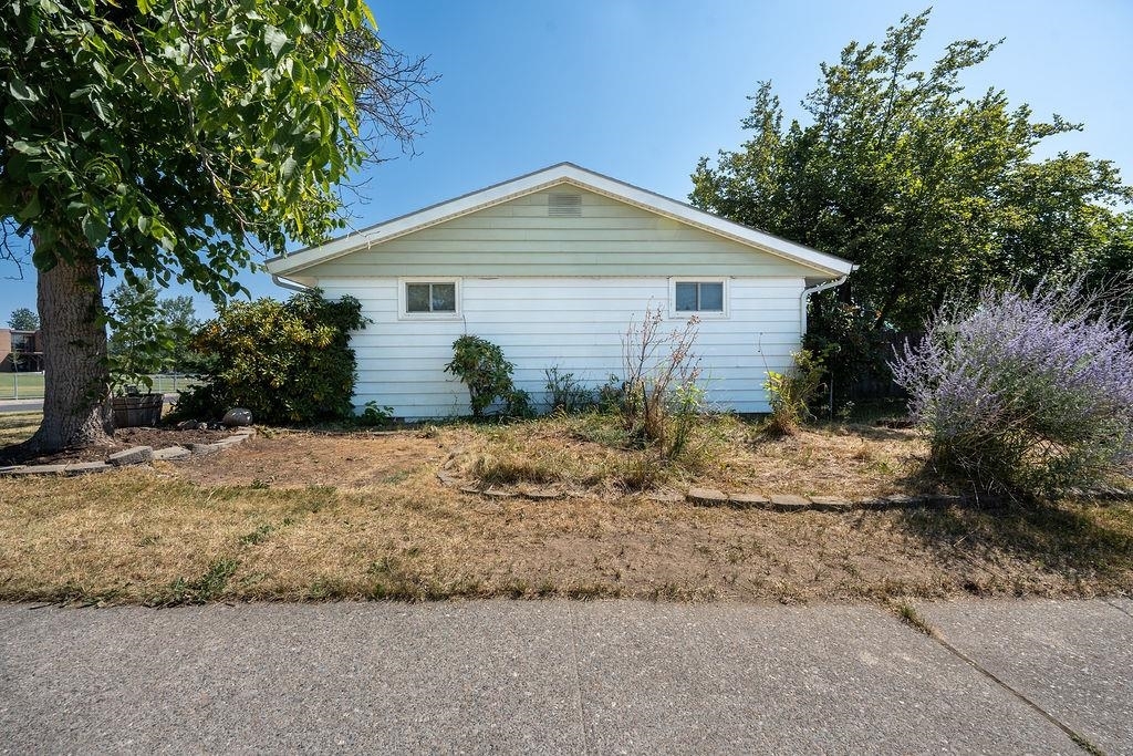 Property Photo:  6123 N Moore St  WA 99205 