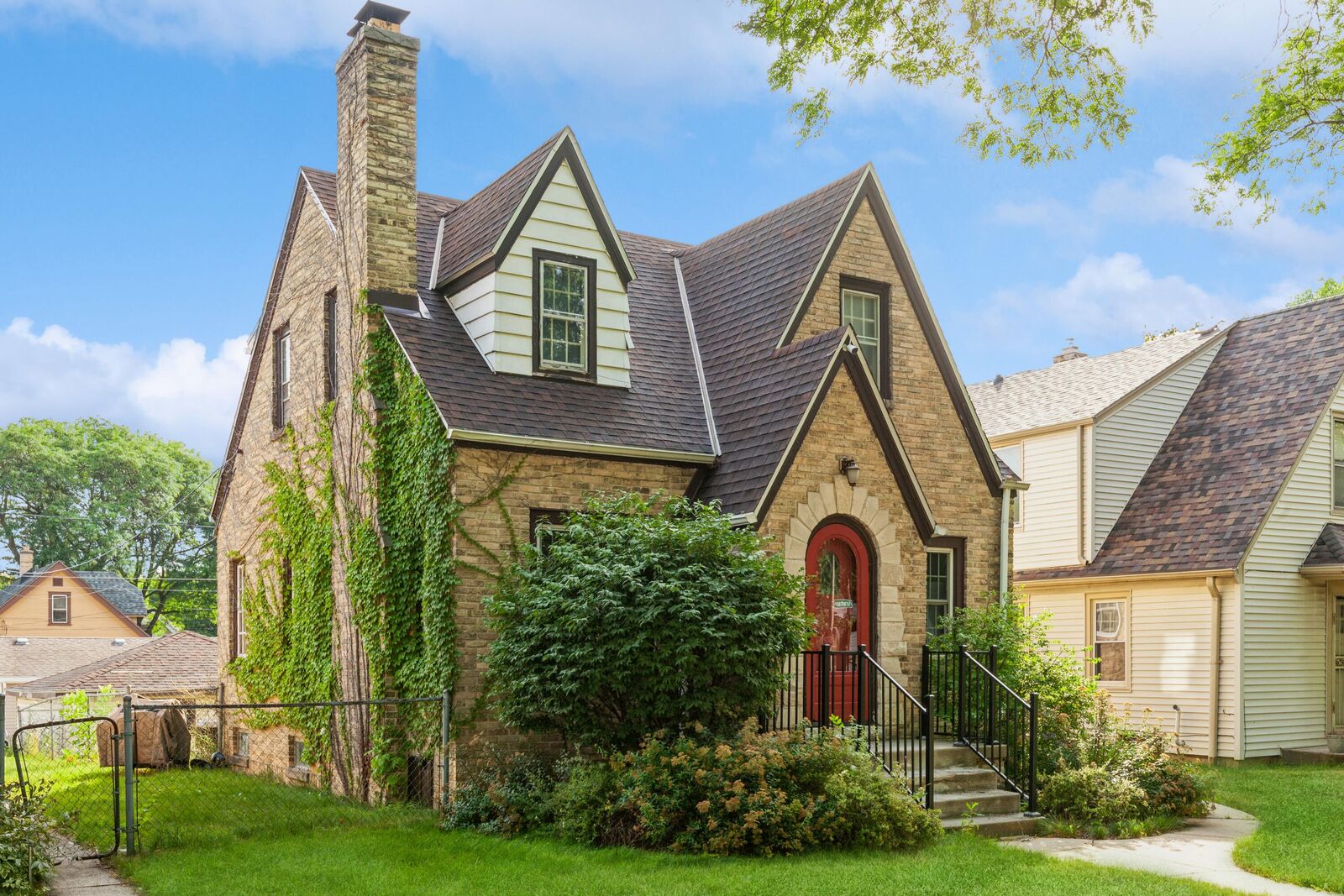 Property Photo: 4740 W Scranton Pl WI 53216