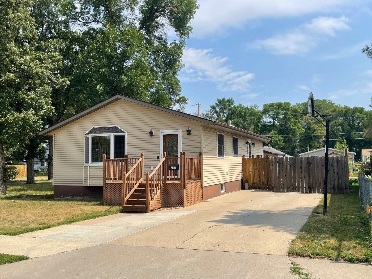 Property Photo: 221 16th St SE ND 58701