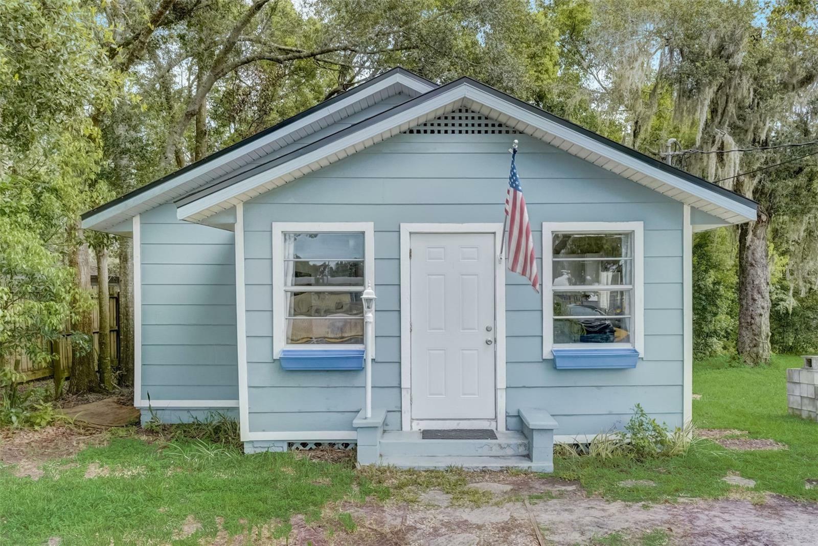 Property Photo: 539 E French Avenue FL 32763