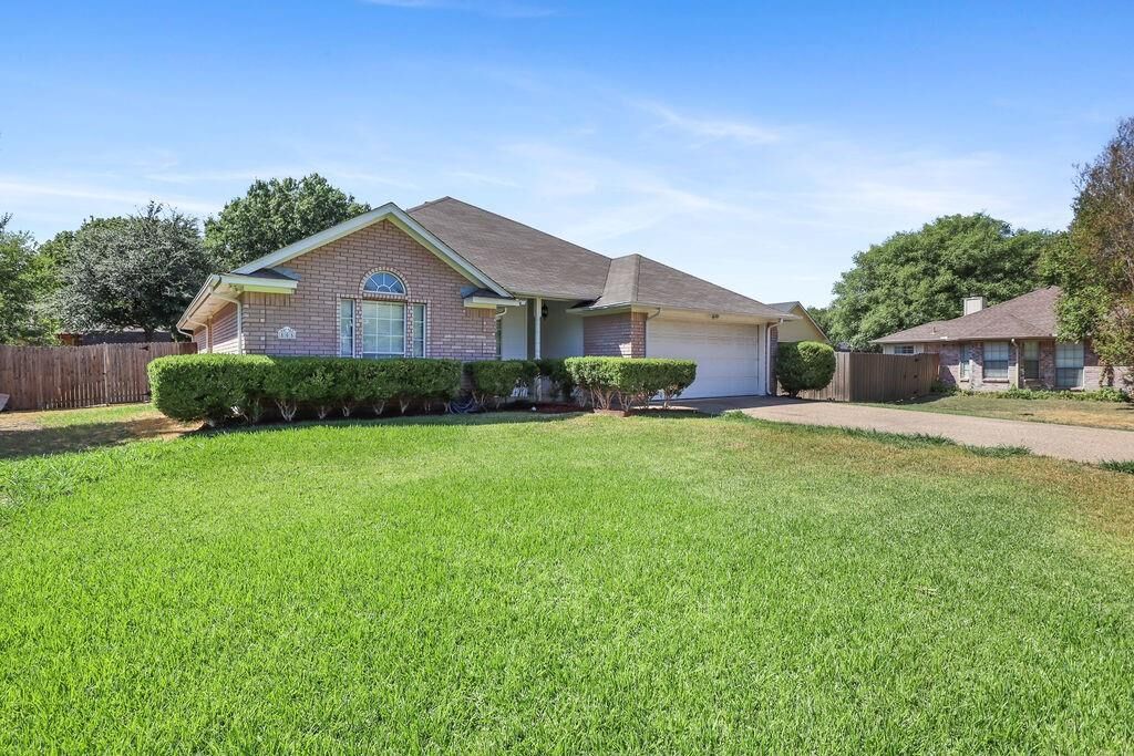 Property Photo:  805 Short Line Boulevard  TX 76065 