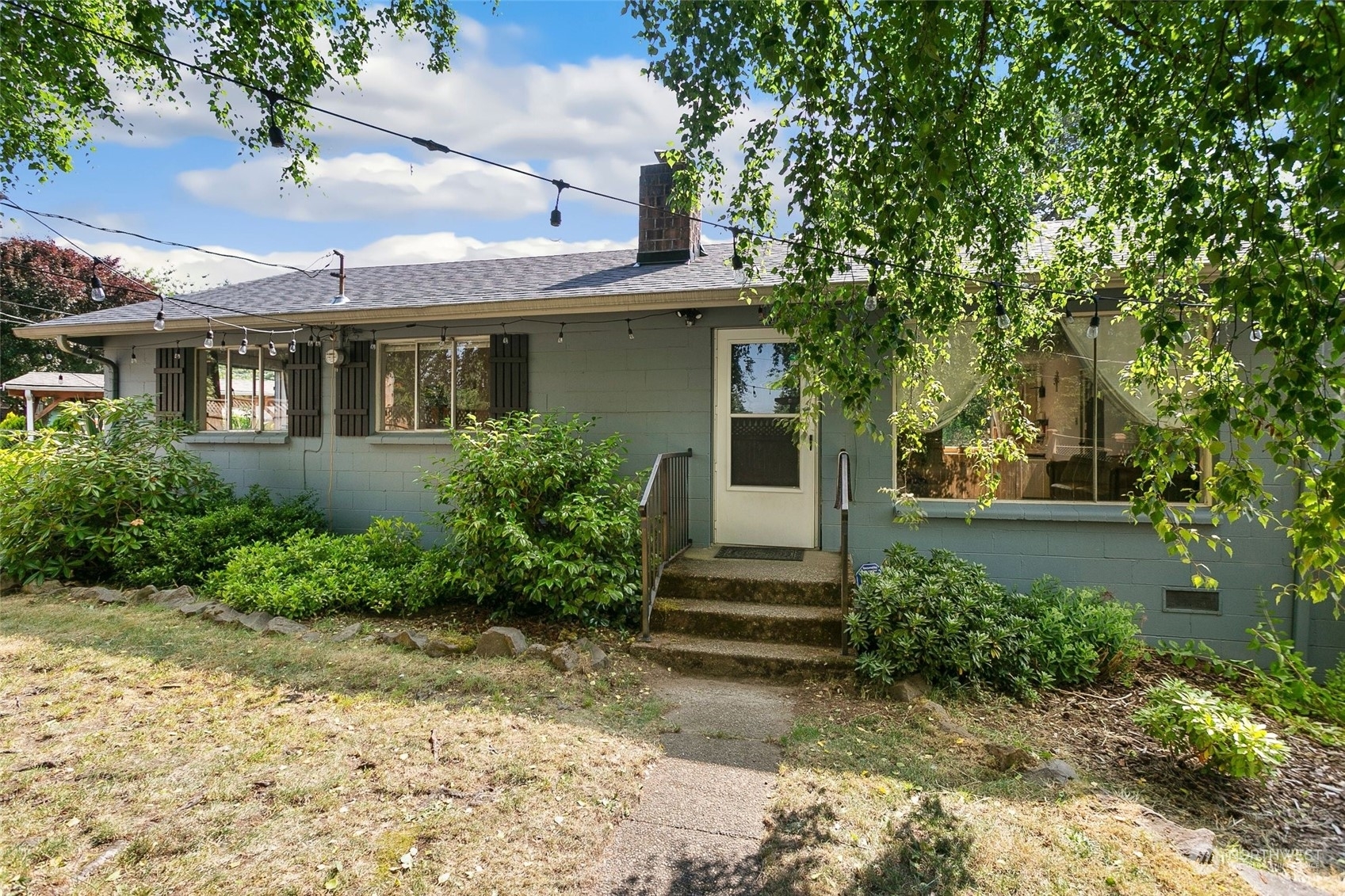 Property Photo:  674 Queen Avenue NE  WA 98056 