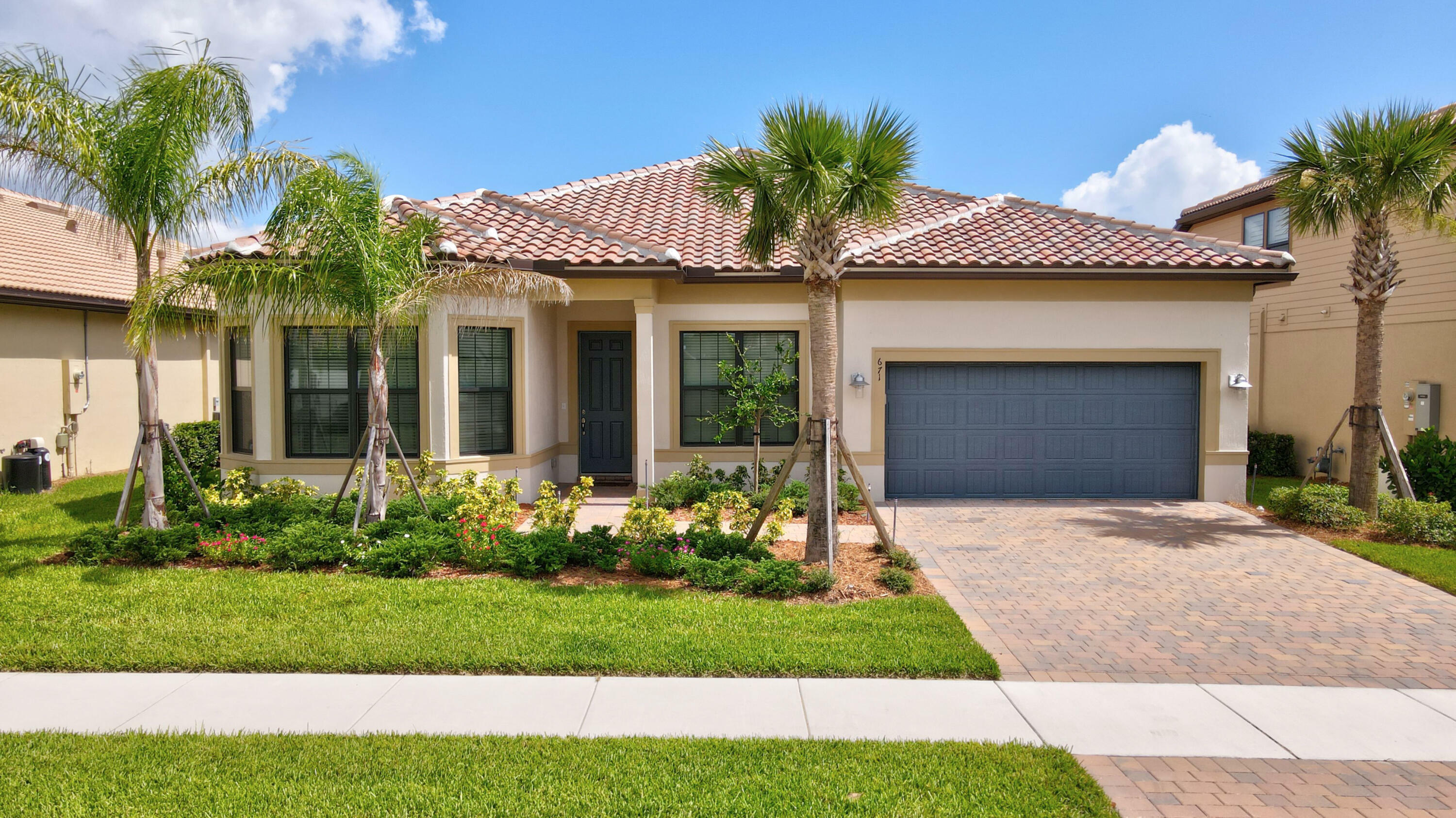 Property Photo: 671 SE Villandry Way FL 34984