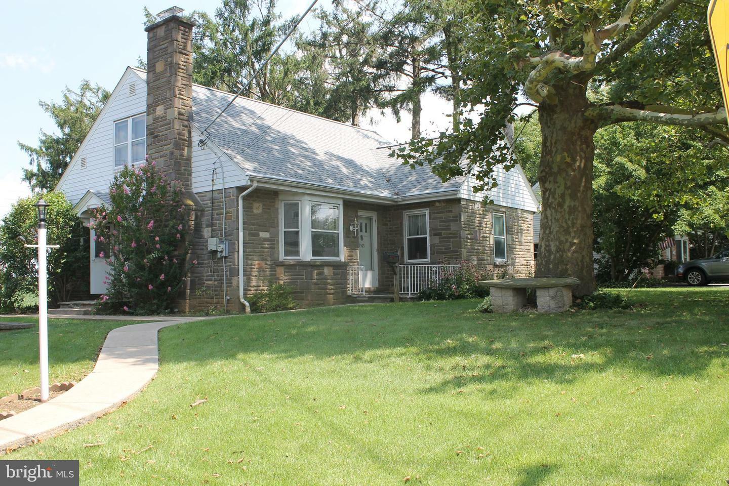 Property Photo: 1303 E Derry Road PA 17033