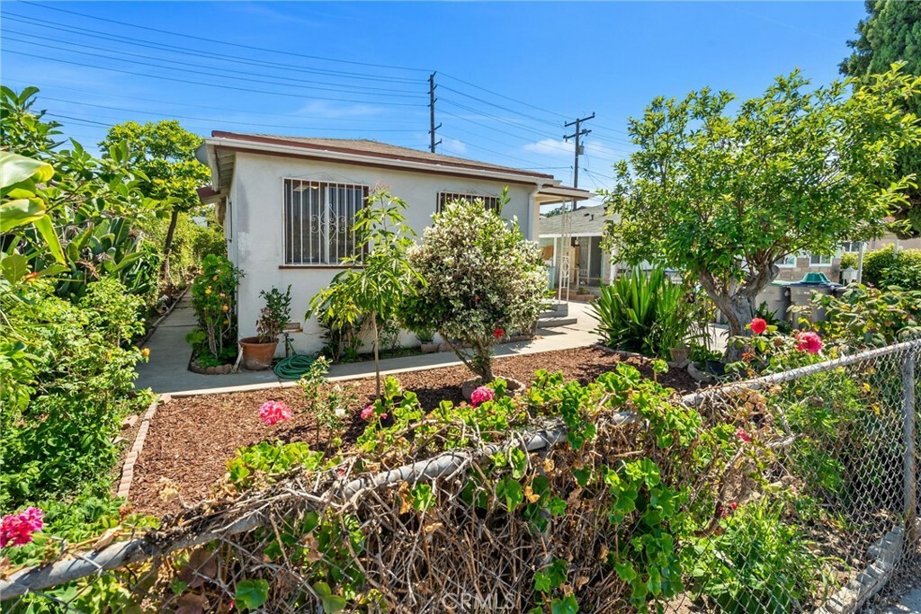 Property Photo:  1122 E Joel Street  CA 90745 