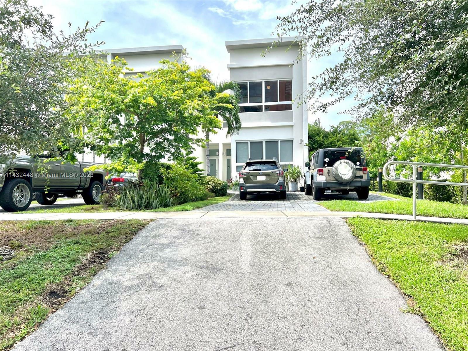 2485 NE 135th St  North Miami FL 33181 photo