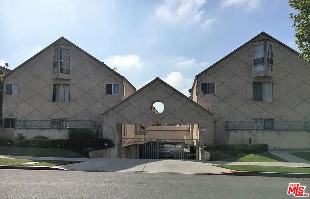 Property Photo:  610 Venice Way 106  CA 90302 
