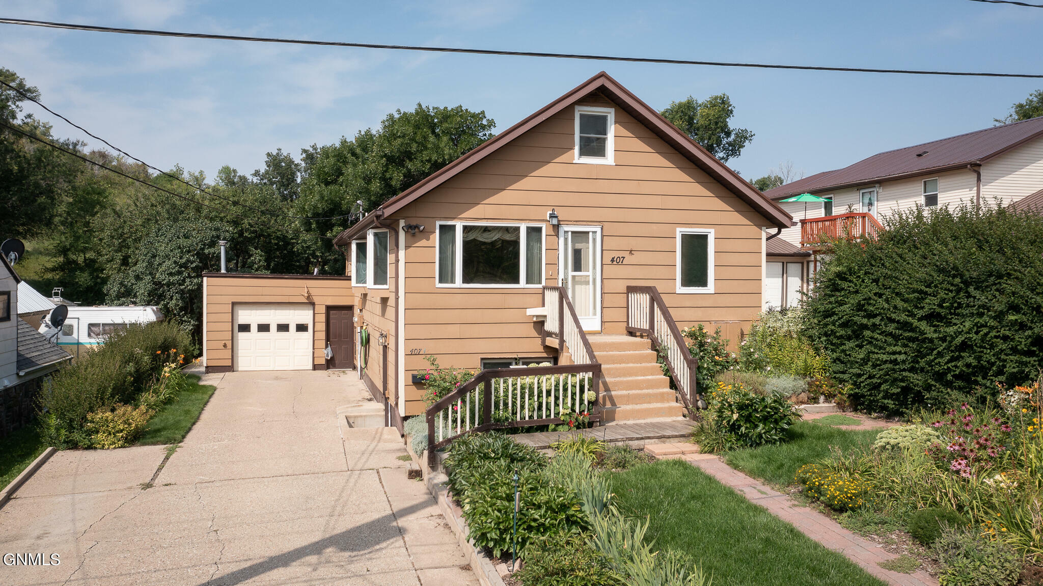 Property Photo:  407 9th Avenue NE  ND 58554 