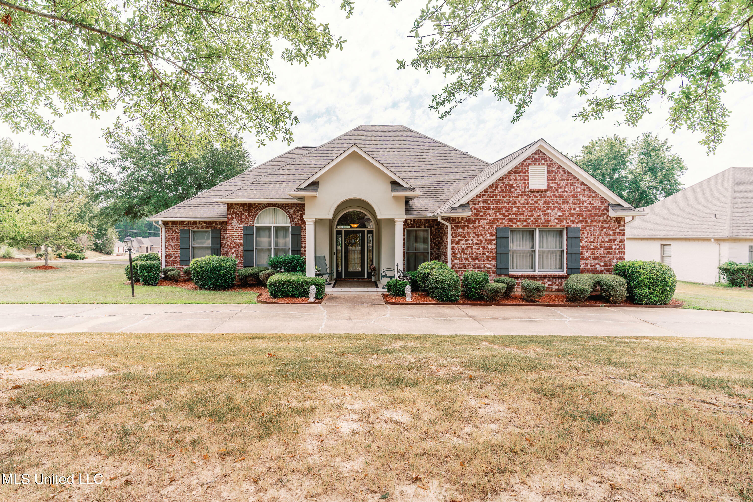 Property Photo:  100 Grand Oak Boulevard  MS 39056 