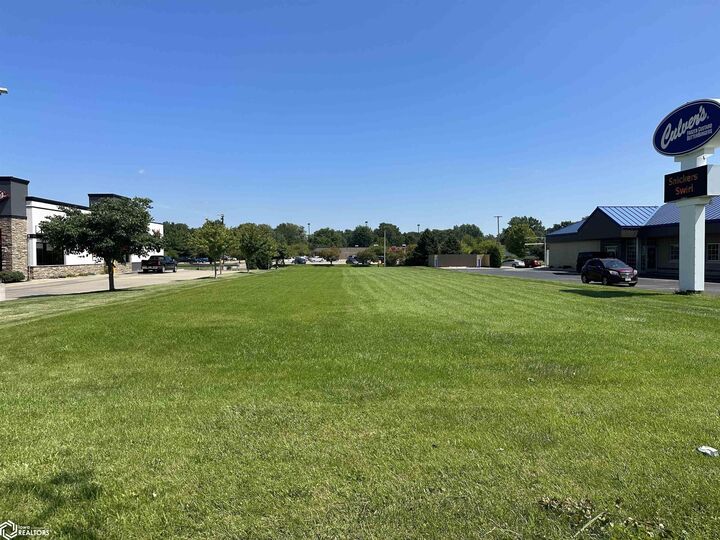 Property Photo:  913 Lawrence Drive  IA 52601 