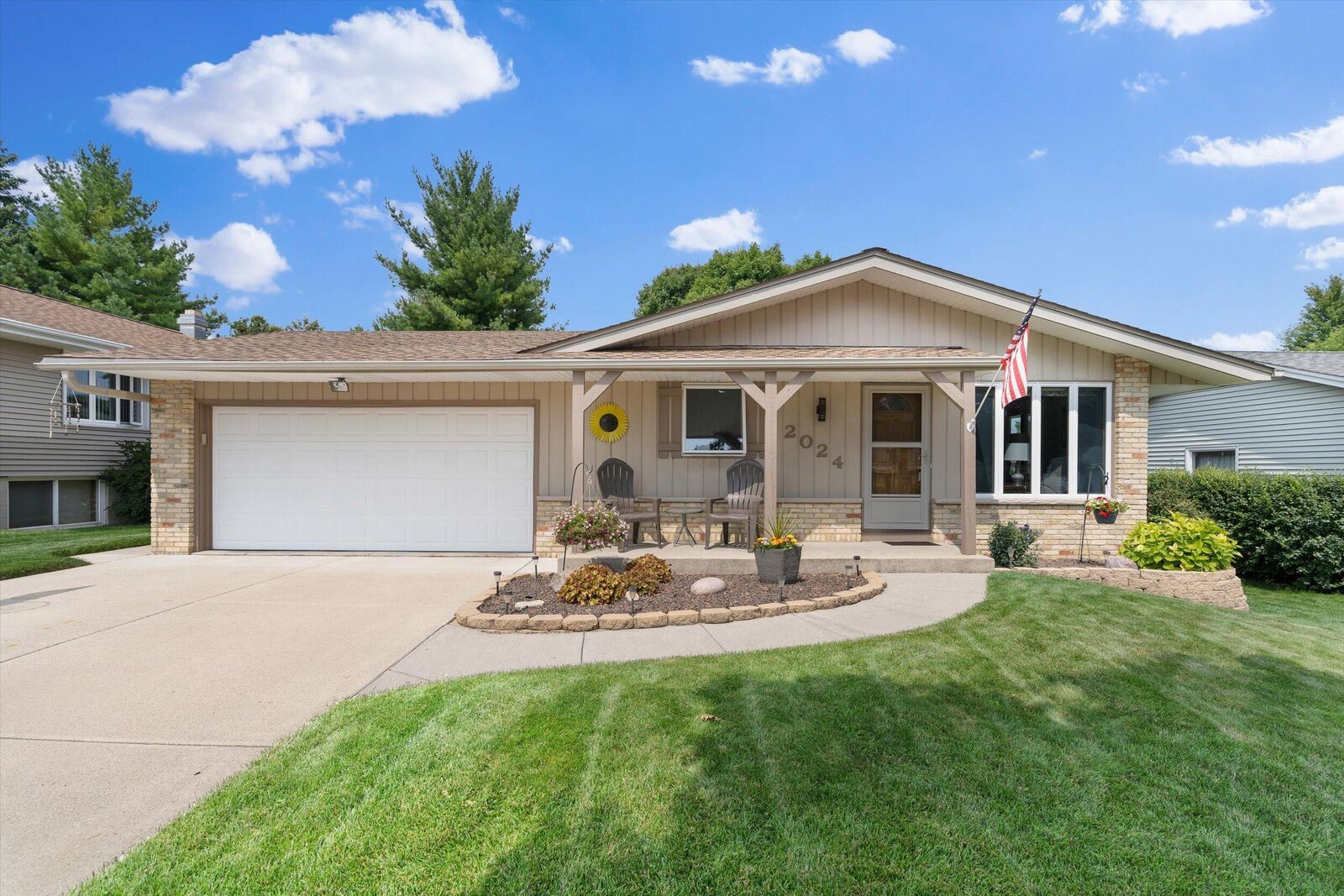 Property Photo: 2024 Canary St WI 53090