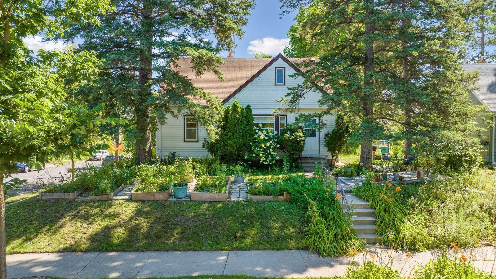 Property Photo:  328 Russell Avenue N  MN 55405