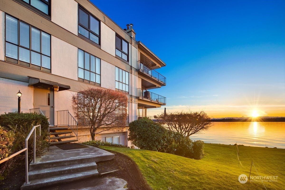 Property Photo:  6333 Lake Washington Boulevard NE 405  WA 98033 