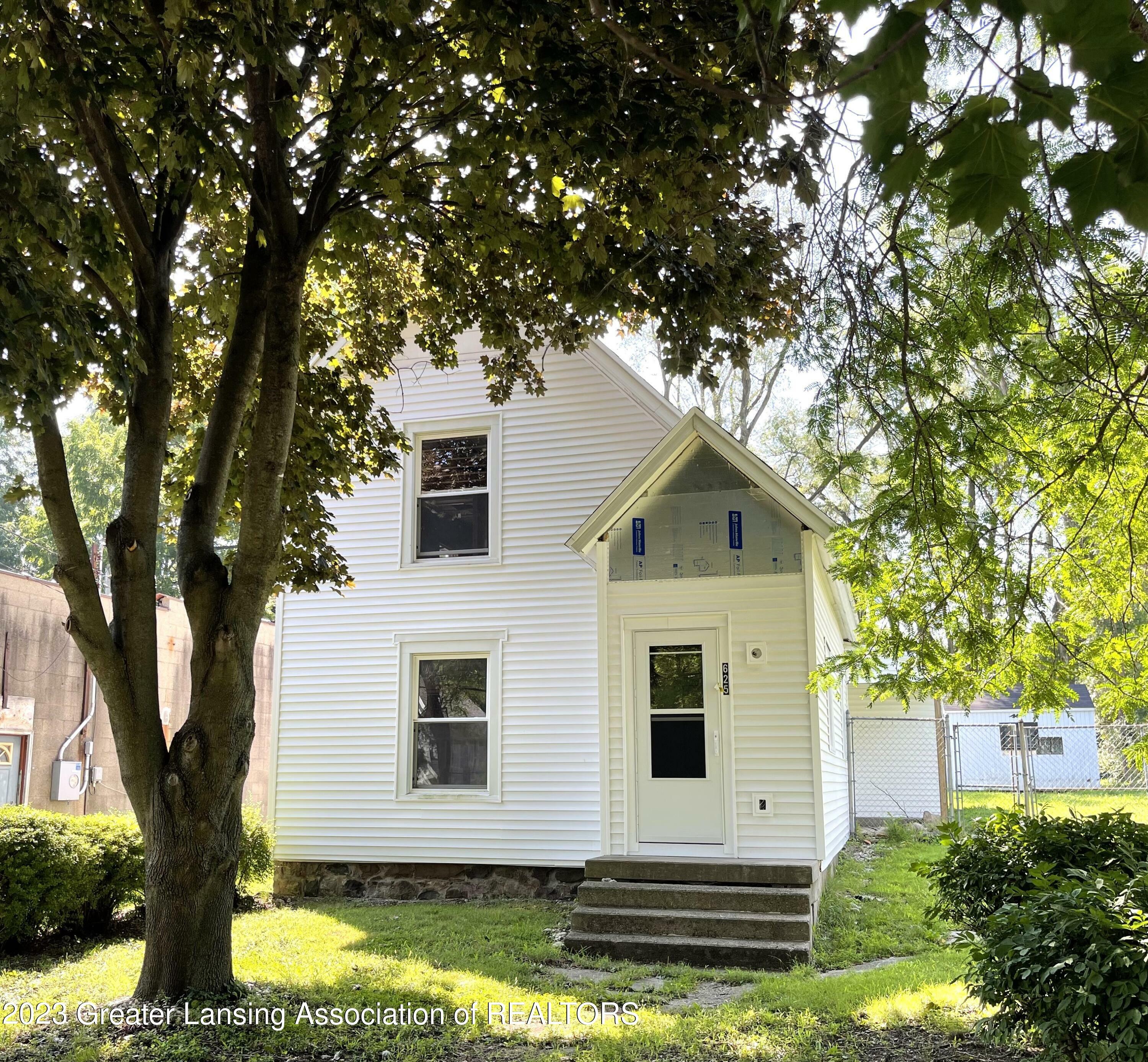 Property Photo:  625 W Jefferson Street  MI 48837 