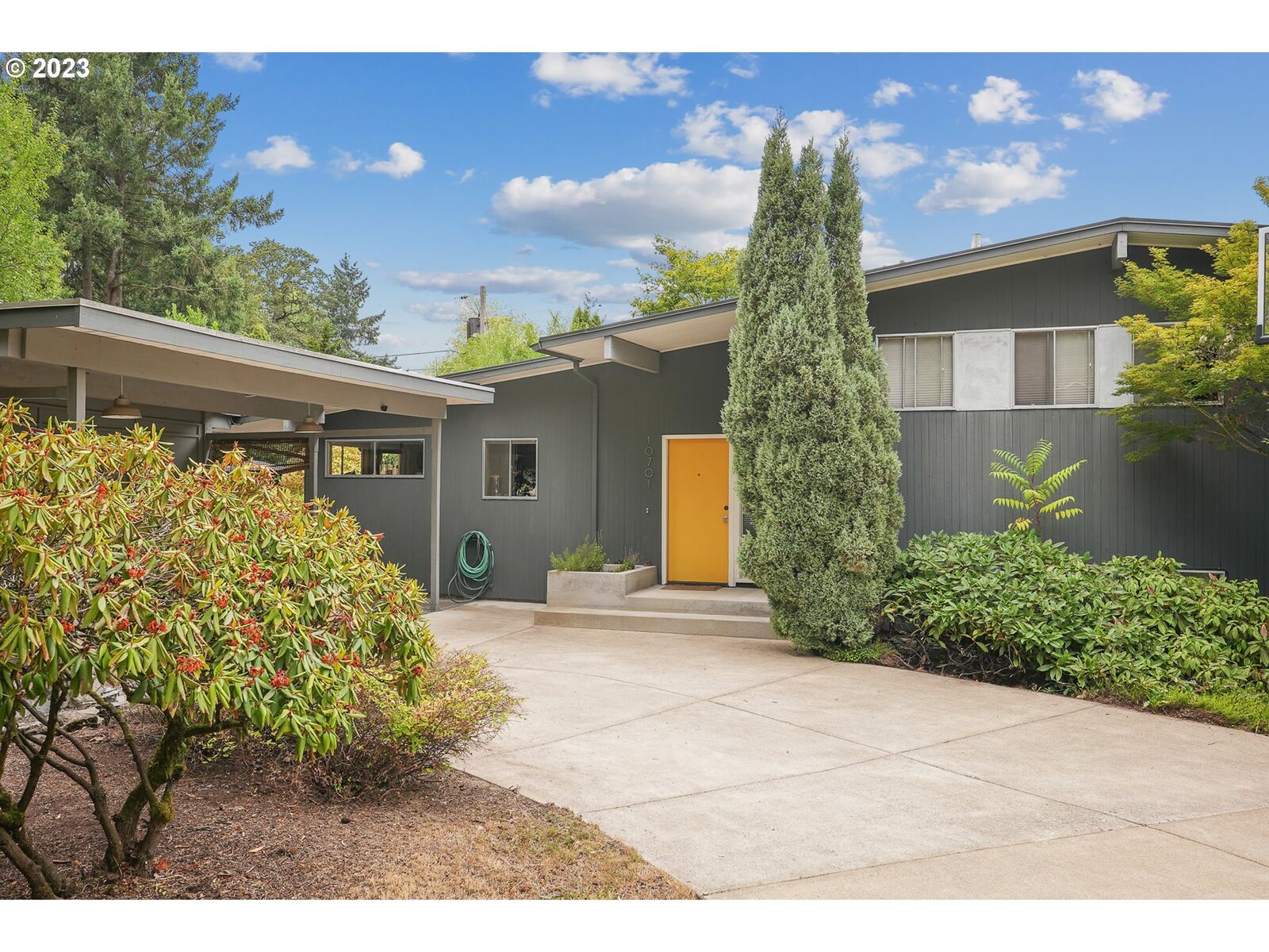 Property Photo: 10701 SW 59th Dr OR 97219