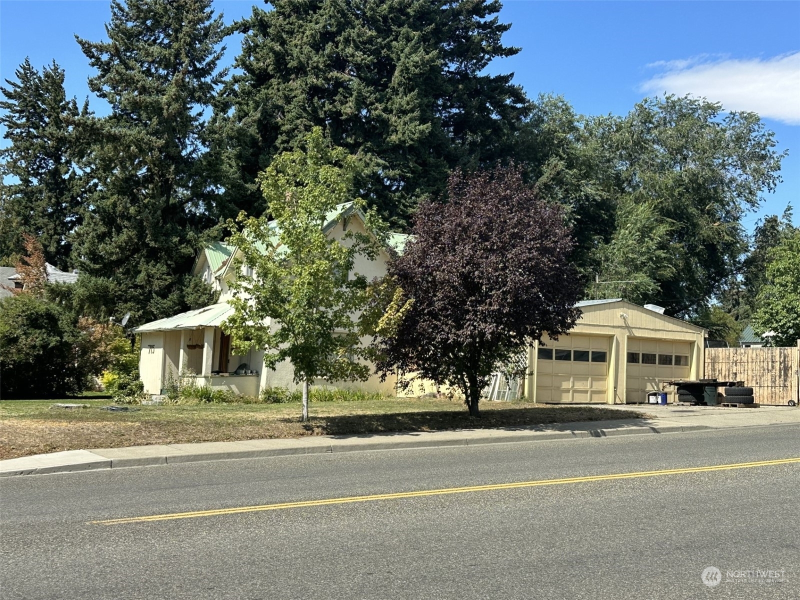 Property Photo:  715 E 2nd Avenue  WA 98926 