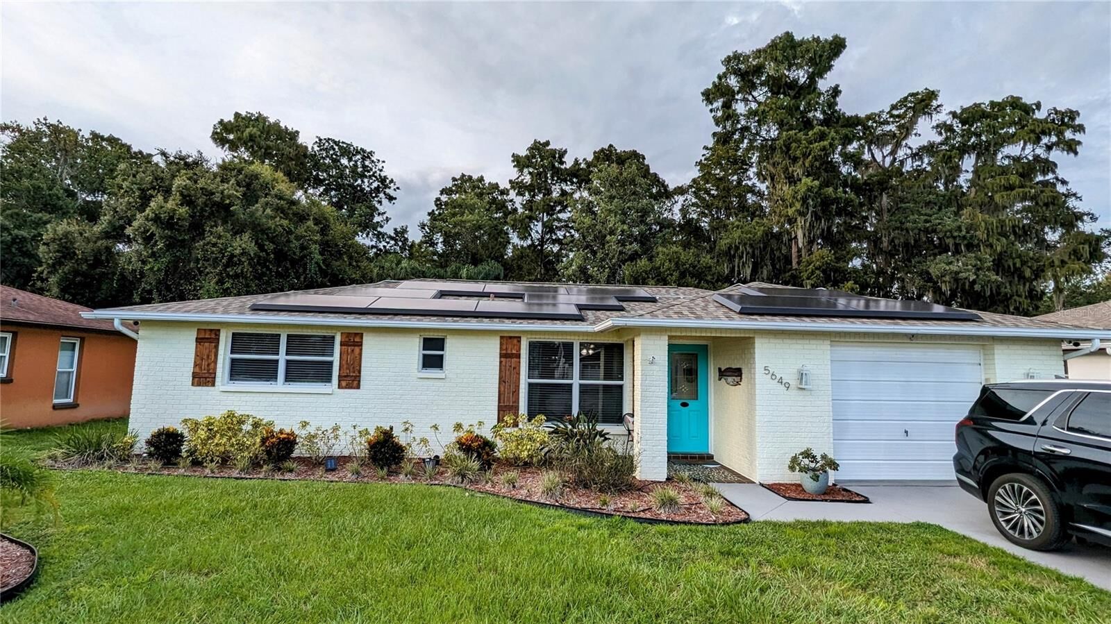 Property Photo:  5649 Ivy Lane  FL 34690 