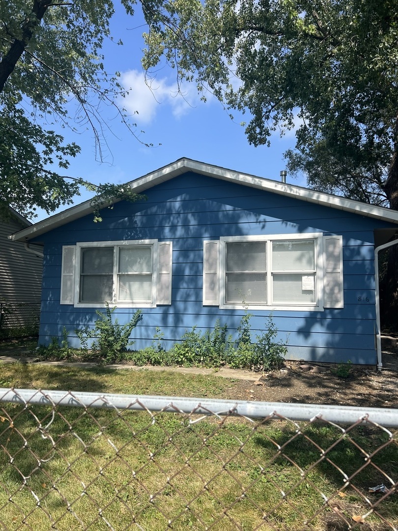 Property Photo:  816 Mayfield Drive  IL 60073 