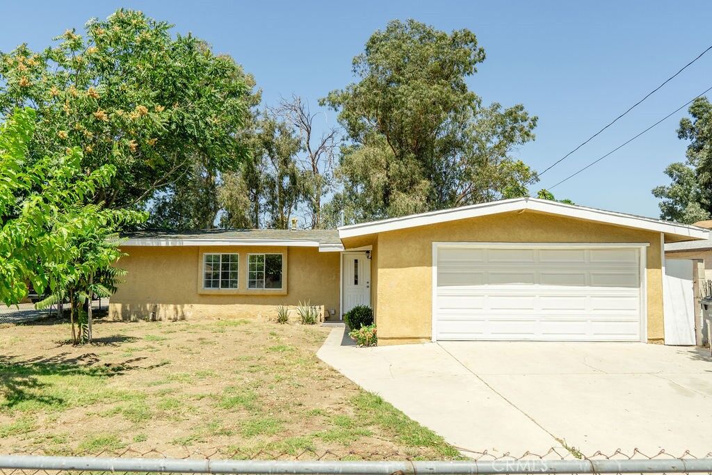 Property Photo:  16124 Ivy Avenue  CA 92335 