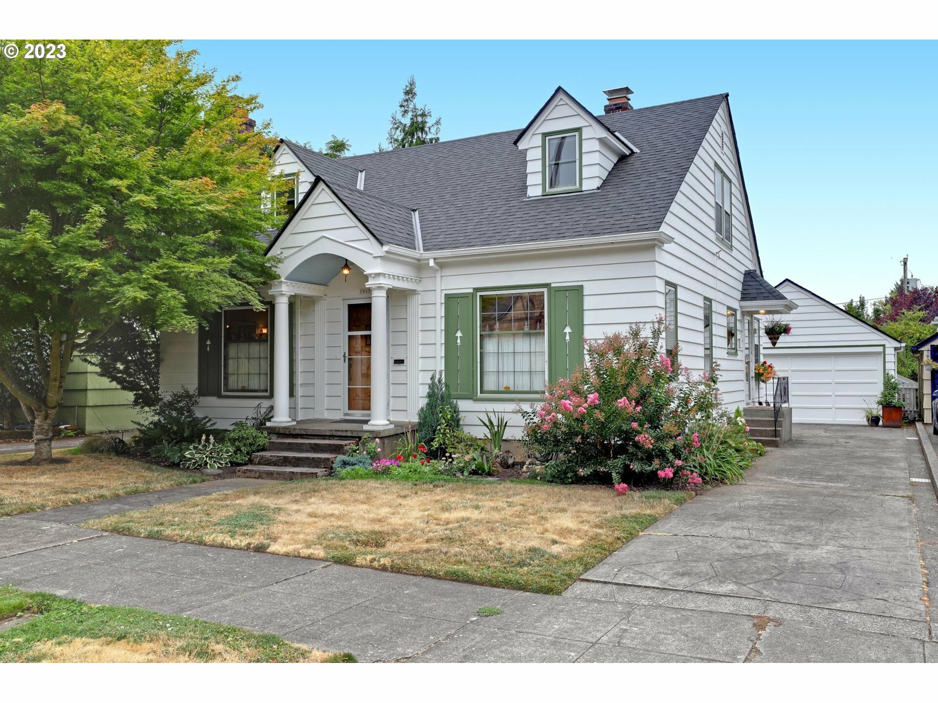 Property Photo:  1957 SE 25th Ave  OR 97214 