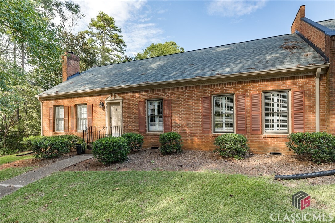 Property Photo: 129 N Stratford Drive GA 30605