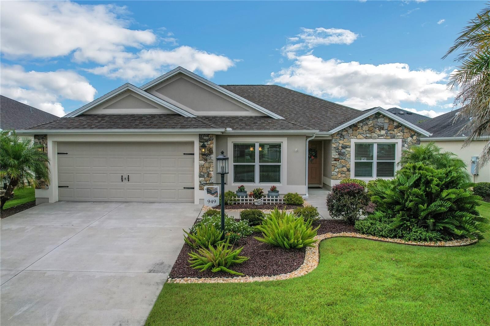 Property Photo:  949 Vaughn Way  FL 32163 