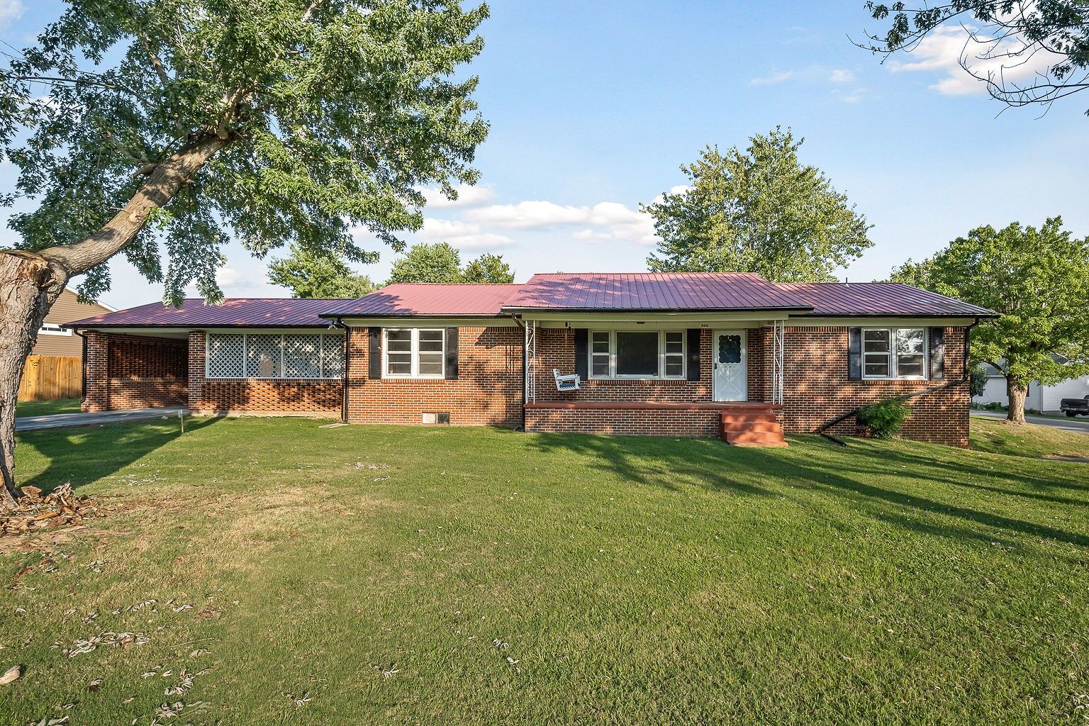 Property Photo: 806 S Mountain St TN 37166