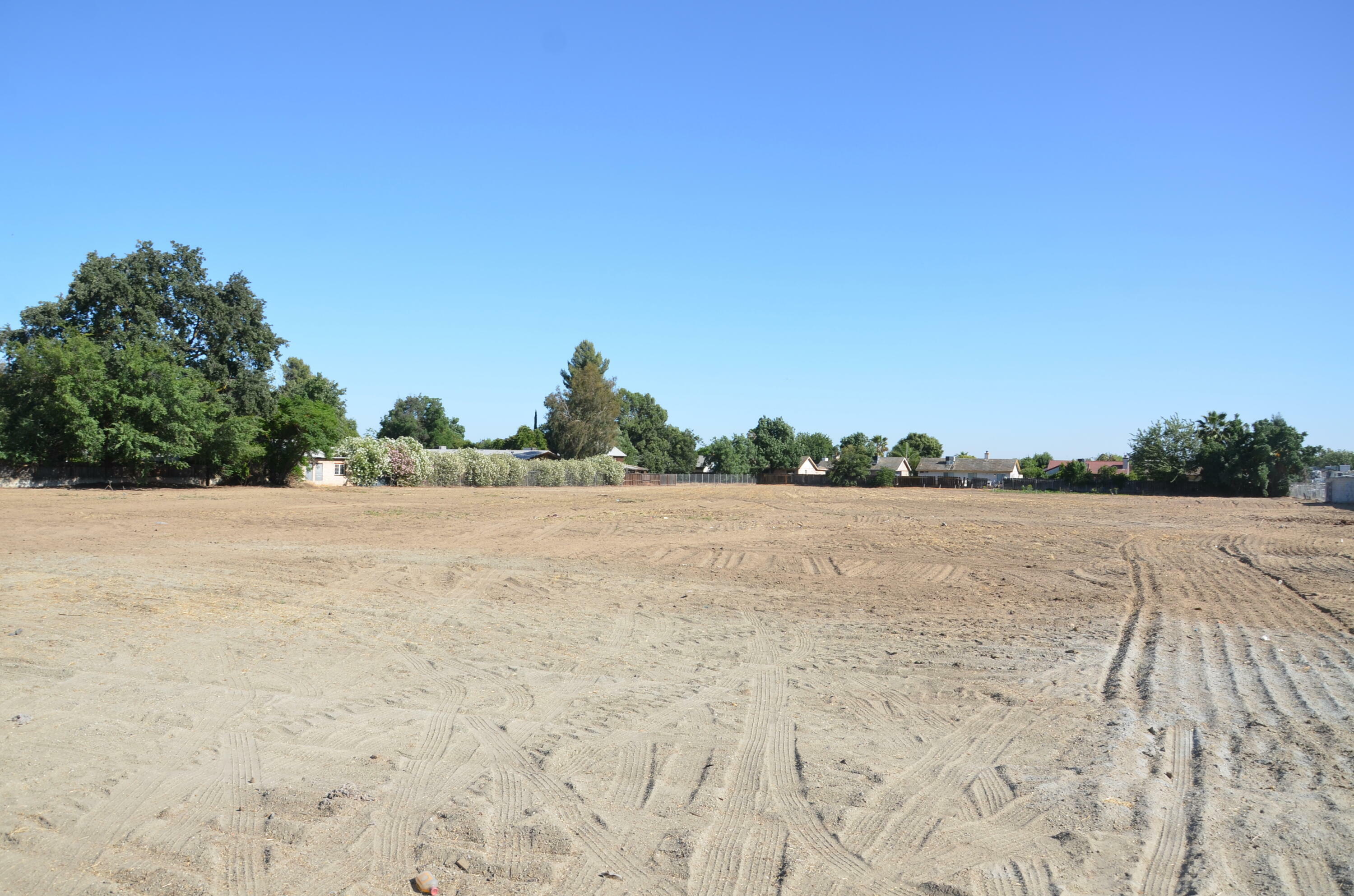Property Photo: 1905 E Houston Avenue CA 93292