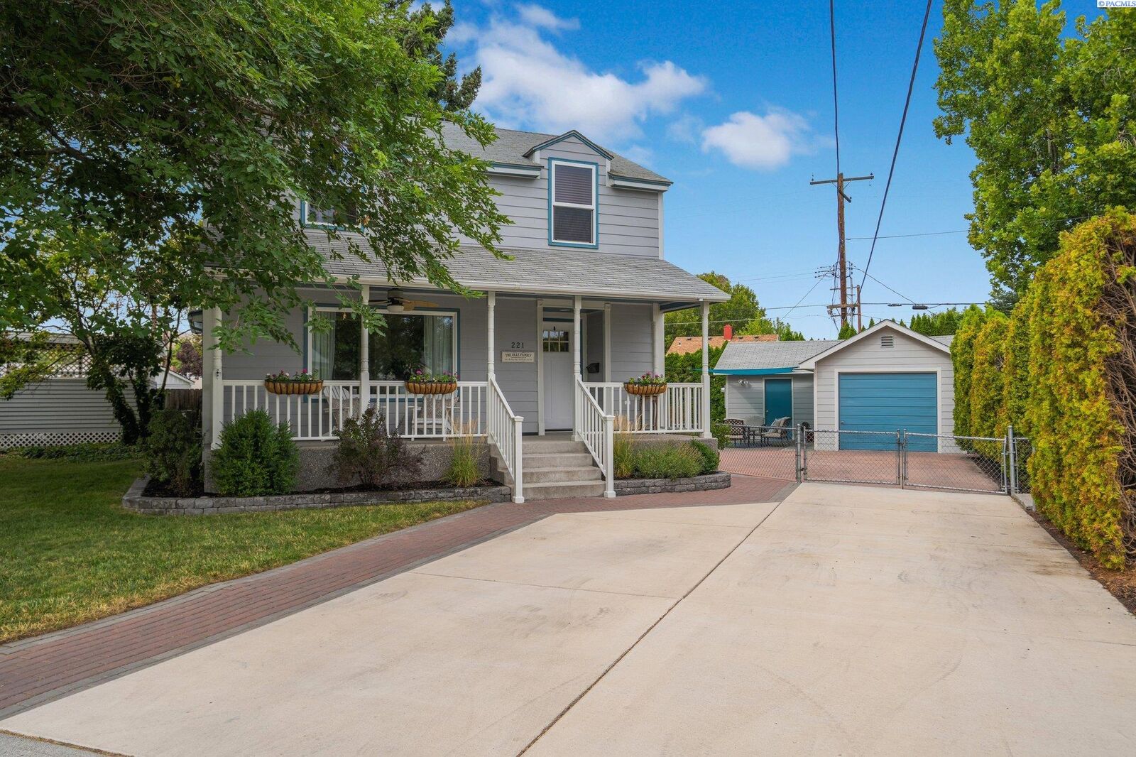 Property Photo: 221 Jadwin Ave WA 99352