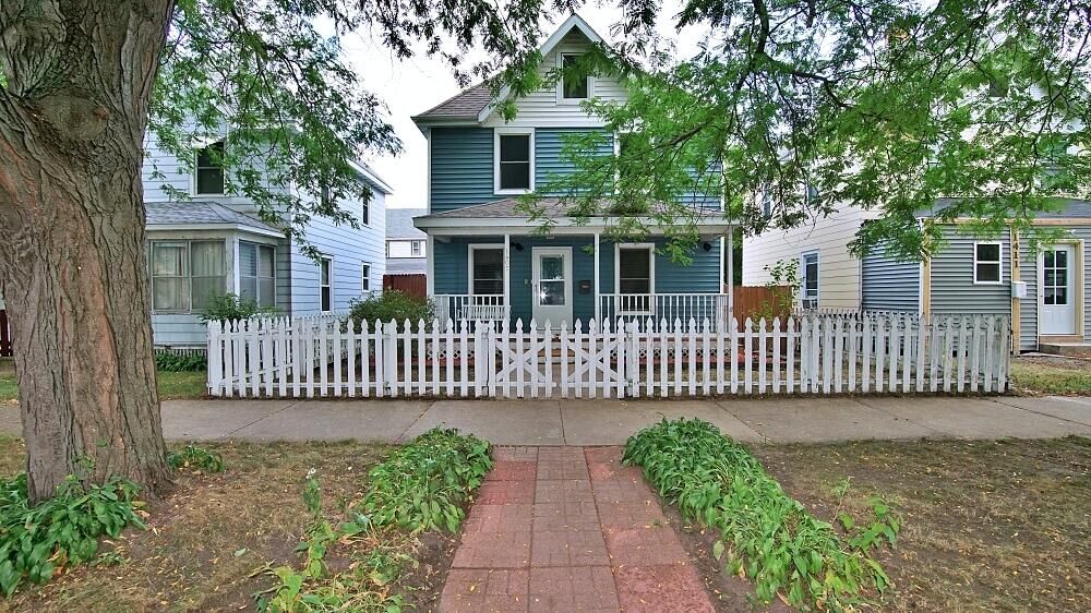 Property Photo:  1407 Winnebago St  WI 54601 